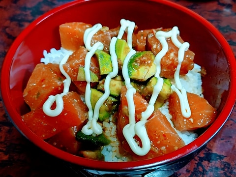 サーモンとアボカドのピリ辛漬け丼